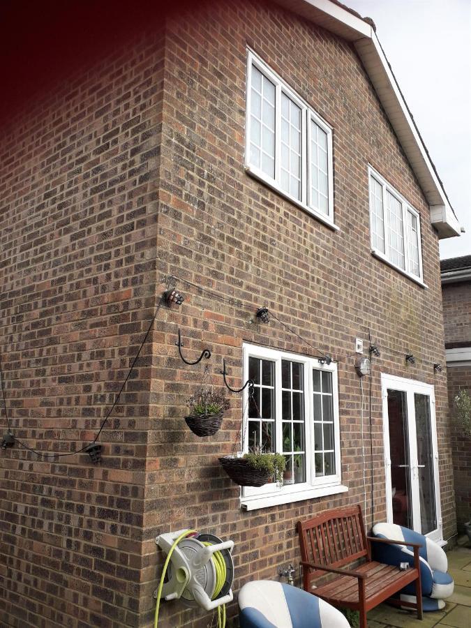 Home From Home Single Or Double Room Netflix Or Virgin Tv Wifi & Free Parking Poole Bagian luar foto